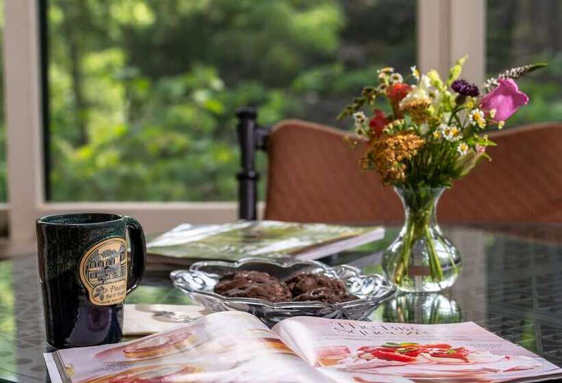 Pinecrest Bed & Breakfast