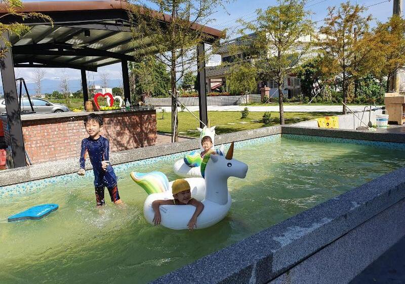 تختخواب و صبحانه Honeysuckle Family Castle