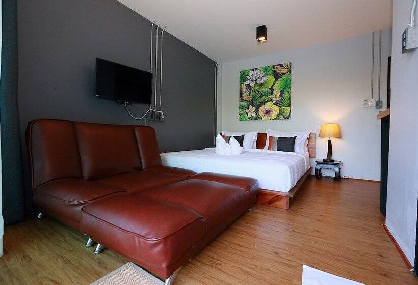 هتل Canvas Family Home