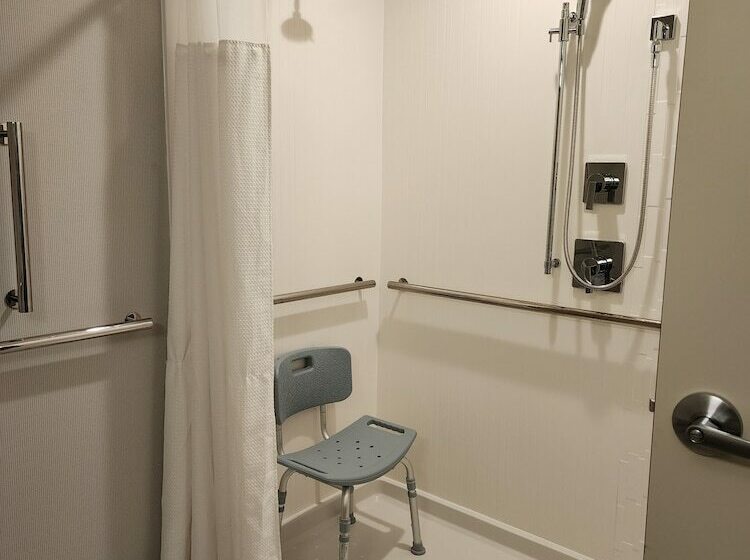 هتل Courtyard By Marriott Petoskey At Victories Square