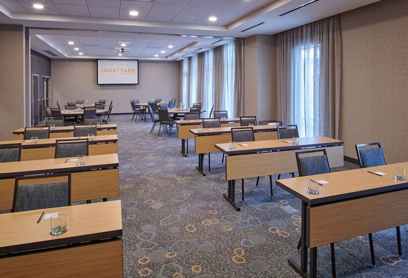 هتل Courtyard By Marriott Petoskey At Victories Square