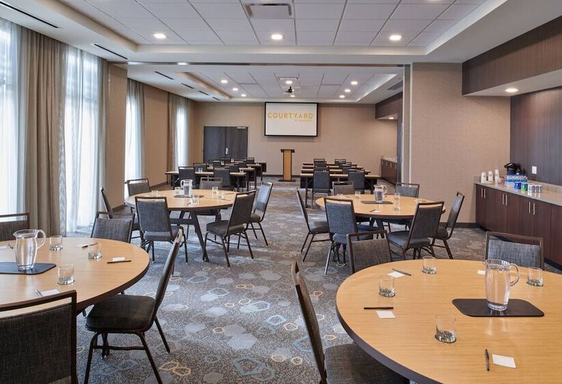 هتل Courtyard By Marriott Petoskey At Victories Square