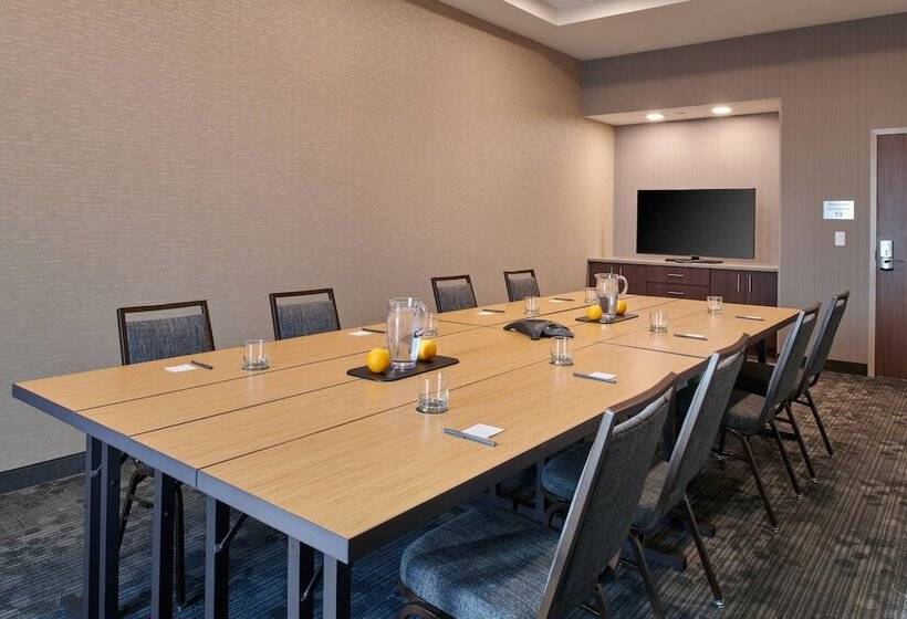 هتل Courtyard By Marriott Petoskey At Victories Square