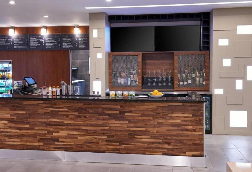 هتل Courtyard By Marriott Jackson