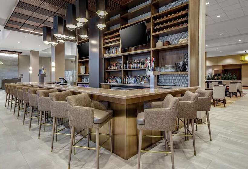 فندق Embassy Suites By Hilton Jonesboro Red Wolf Convention Center