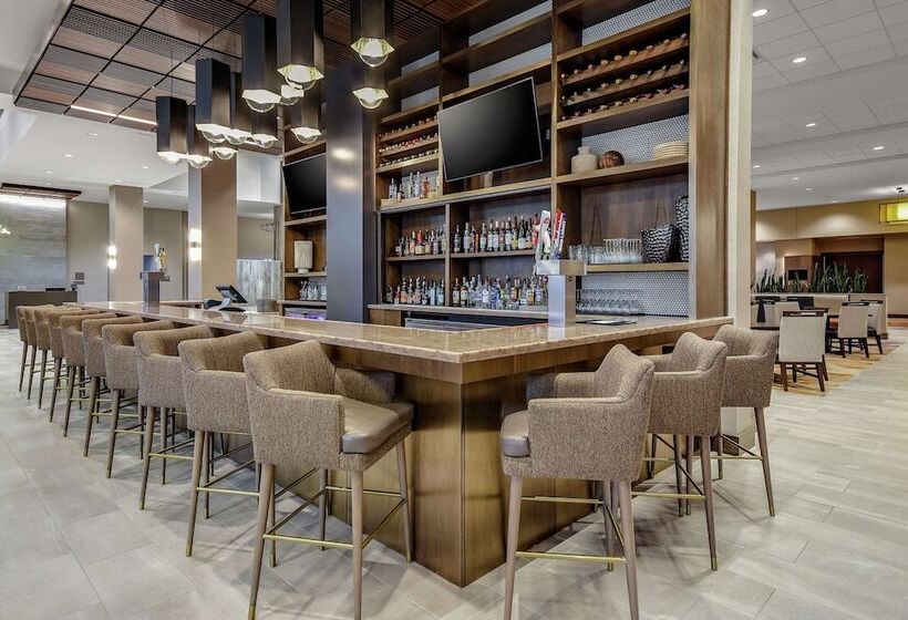 فندق Embassy Suites By Hilton Jonesboro Red Wolf Convention Center