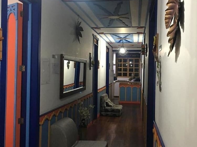 هتل Hostal De Jahn