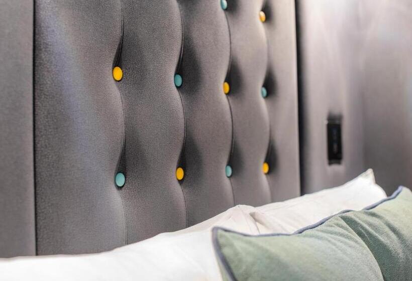 בית מלון כפרי Point A Kensington Olympia