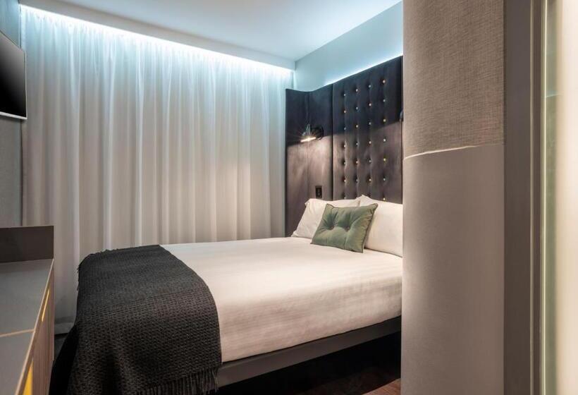 בית מלון כפרי Point A Kensington Olympia