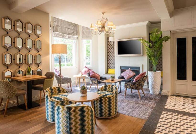 בית מלון כפרי Point A Kensington Olympia