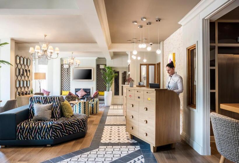 בית מלון כפרי Point A Kensington Olympia