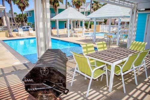 هتل Seashell Village Resort Near The Beach With Kitchens