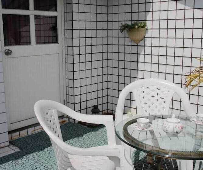 تختخواب و صبحانه Maple