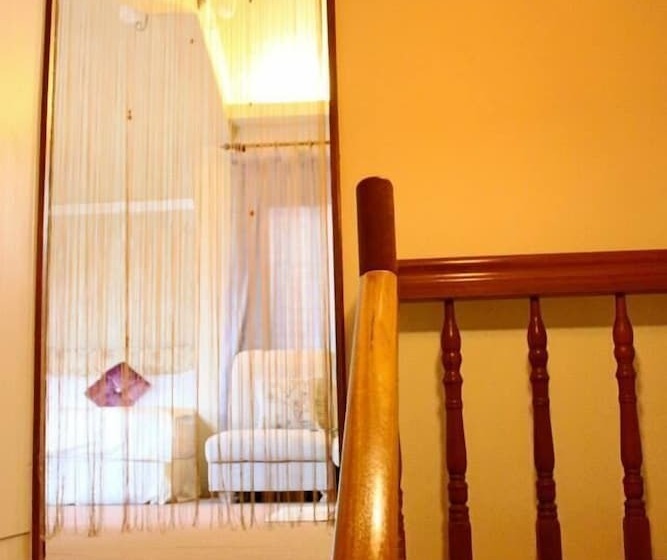 تختخواب و صبحانه Maple