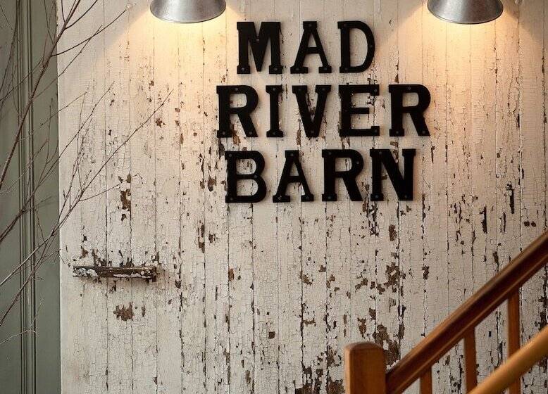פונדק Mad River Barn
