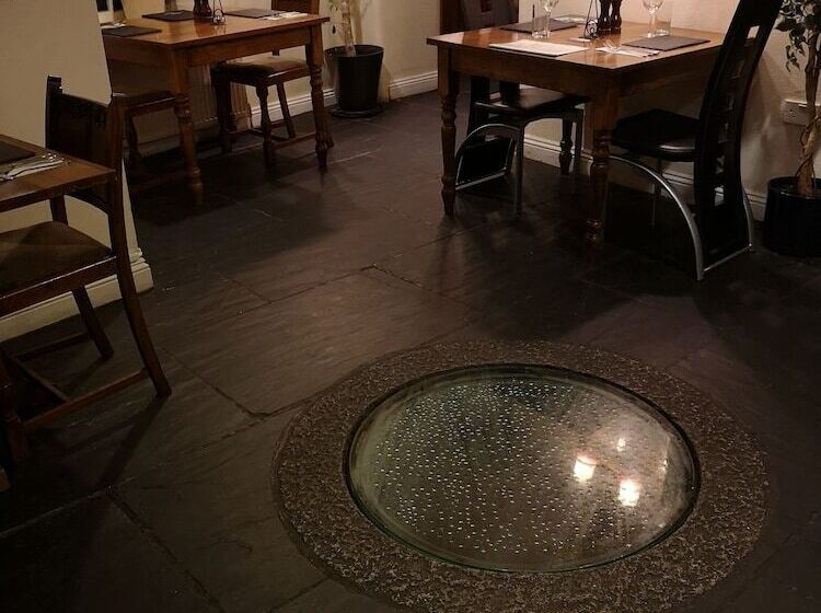 簡易ホテル The White Hart