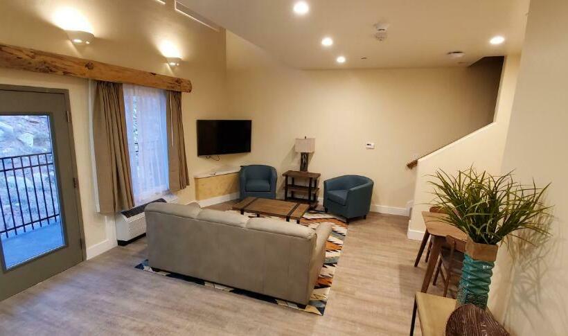 فندق Bluff Dwellings Resort