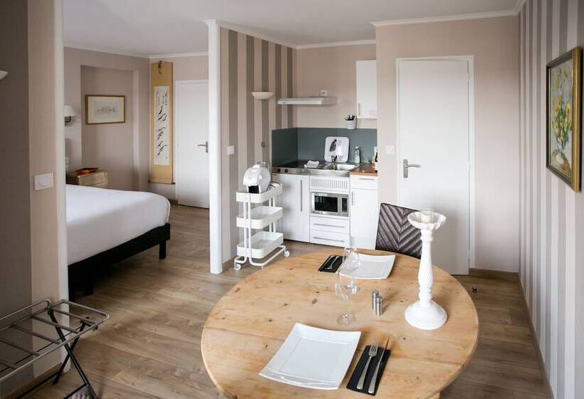 Отель Le Cotentin Appart Hôtels & Restaurant Le Cot
