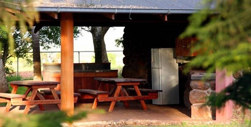 בית מלון כפרי Atherton Holiday Park