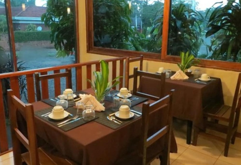 تختخواب و صبحانه Petit Hotel Panambi