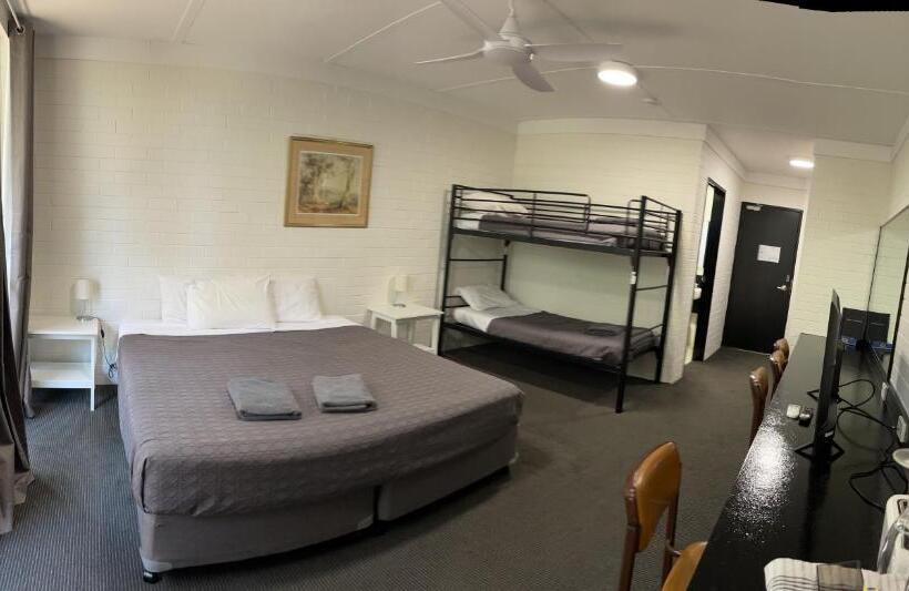 모텔 Jumbuck Motor Inn   Pool   Pet Friendly Section   King Beds
