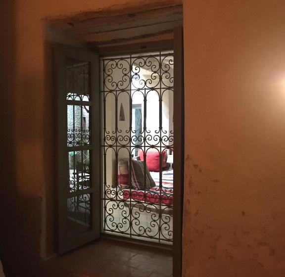 تختخواب و صبحانه Dar Zahia