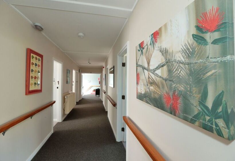 Wakatu Lodge   Hostel