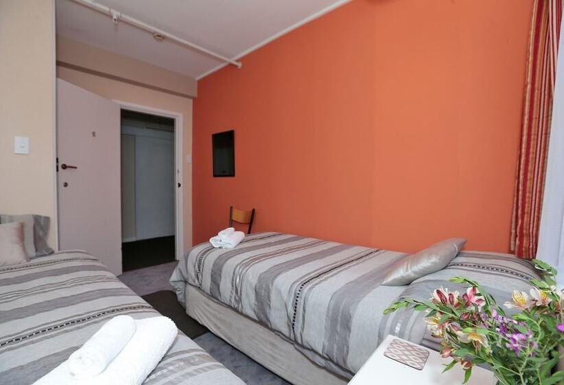 Wakatu Lodge   Hostel