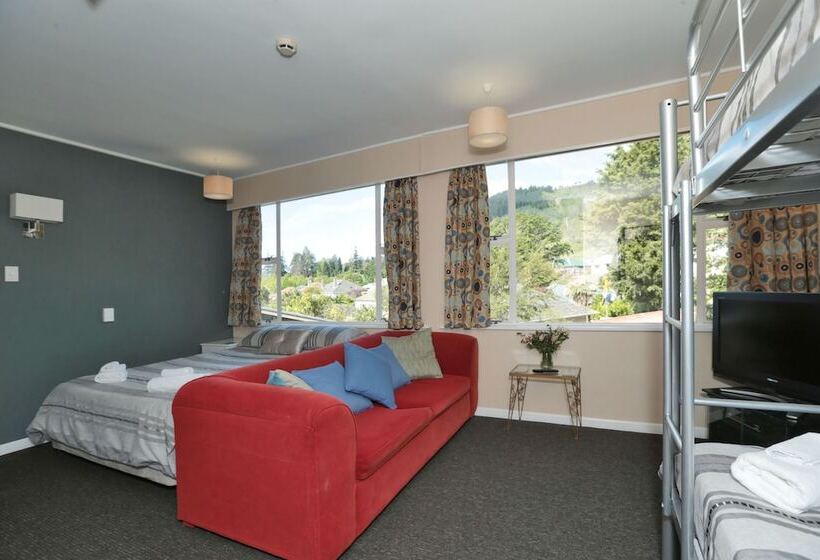 Wakatu Lodge   Hostel