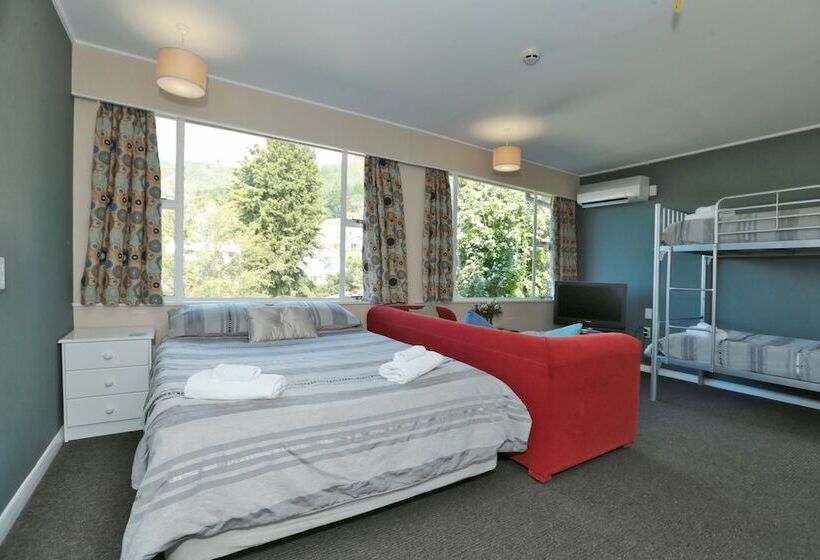 Wakatu Lodge   Hostel