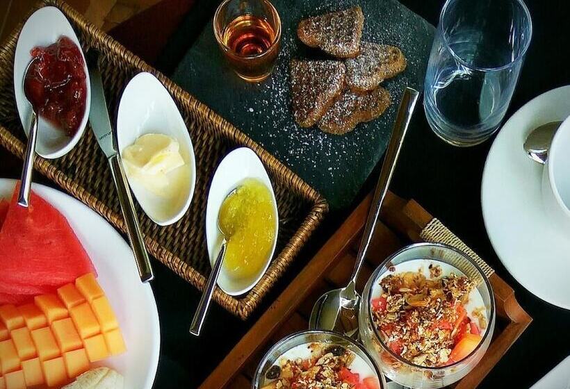 تختخواب و صبحانه The Mandana Villa Gili Air