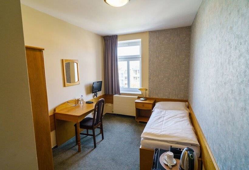 בית מלון כפרי U Labutě