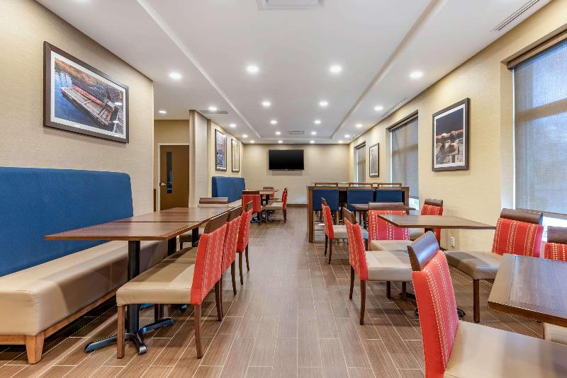 Отель Comfort Inn & Suites