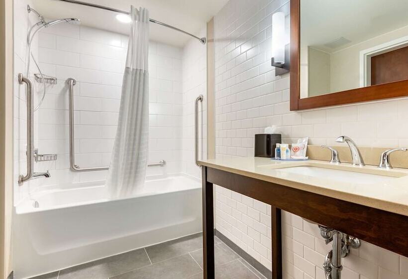 Отель Comfort Inn & Suites