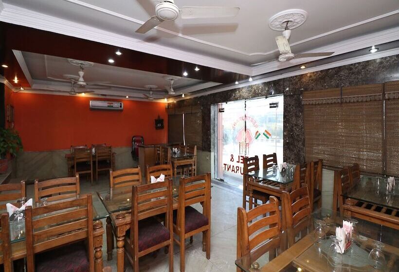 בית מלון כפרי Laxmi Palace By Oyo Rooms