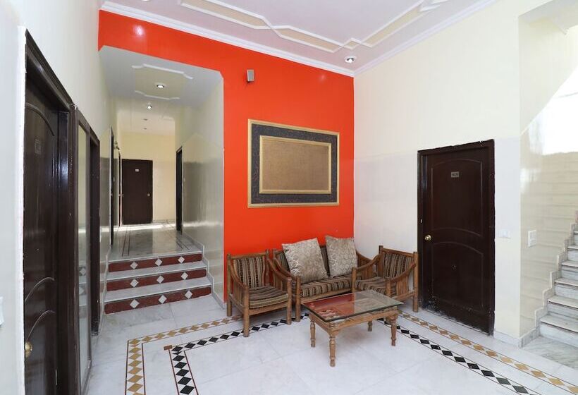 בית מלון כפרי Laxmi Palace By Oyo Rooms