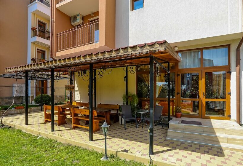 پانسیون Family Triple Room In Dafinka Guest House