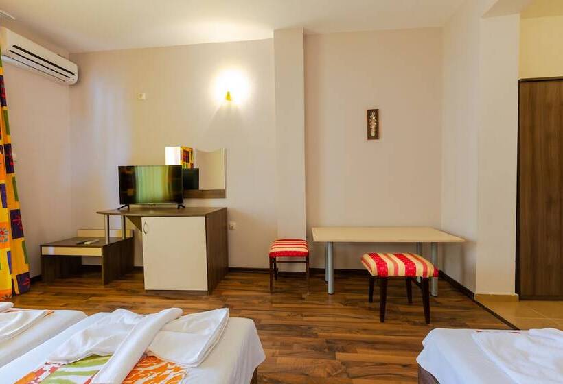 پانسیون Family Triple Room In Dafinka Guest House