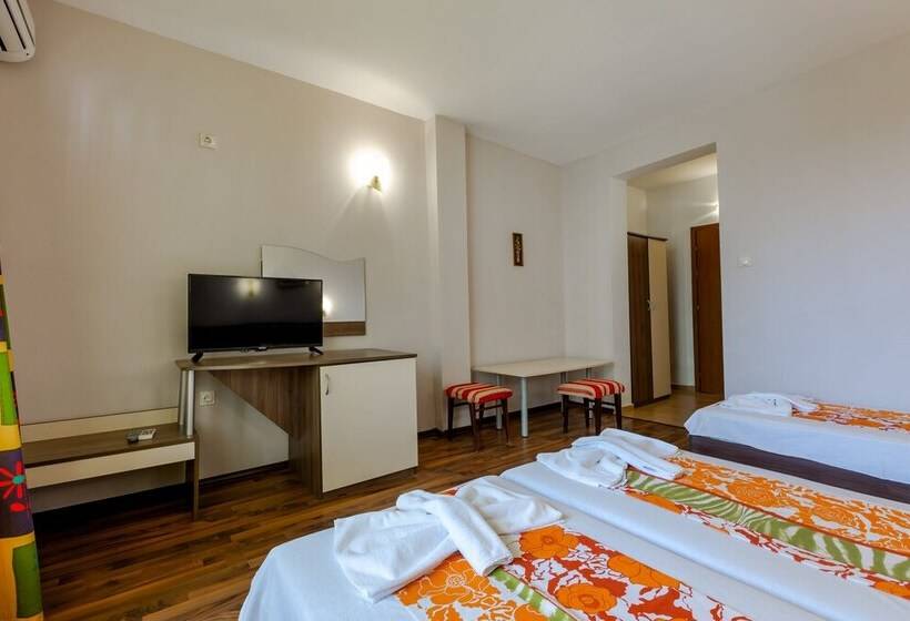 پانسیون Family Triple Room In Dafinka Guest House