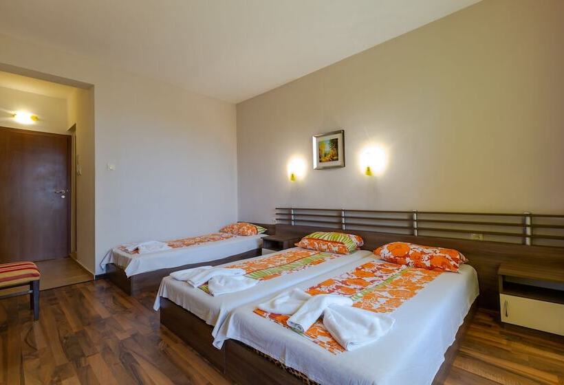 پانسیون Family Triple Room In Dafinka Guest House