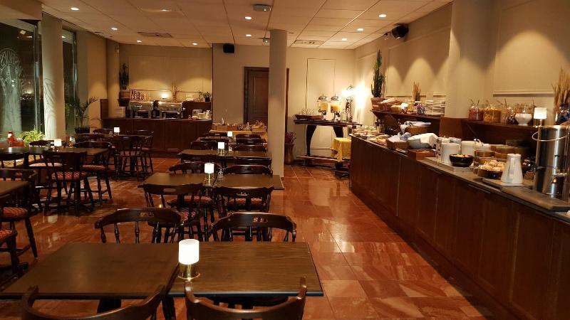 هتل Bishops Arms Mora