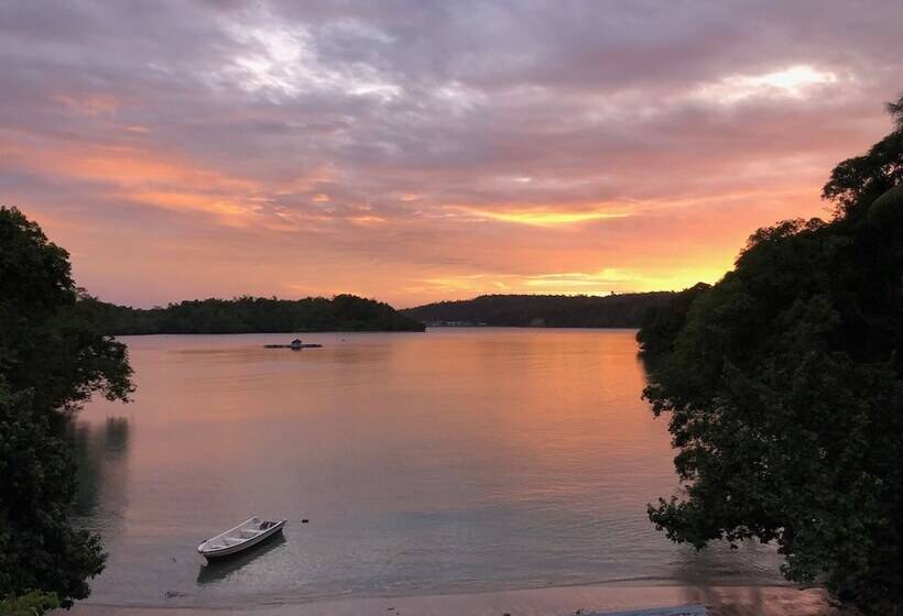 تختخواب و صبحانه The Hawk's Nest Resort