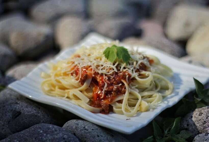 تختخواب و صبحانه The Hawk's Nest Resort