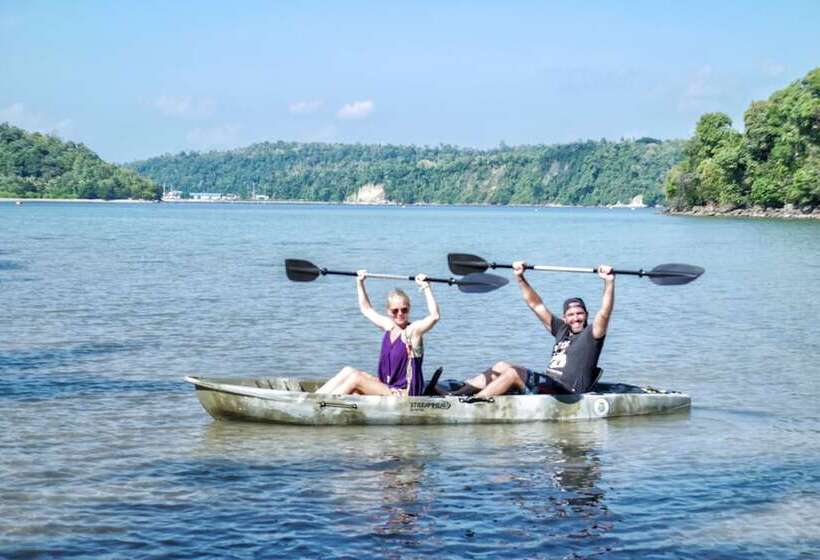 تختخواب و صبحانه The Hawk's Nest Resort