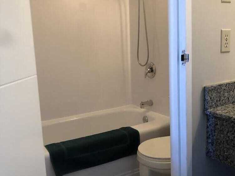 מוטל Arbour Ridge Inn & Suites