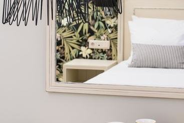 هتل Neikos Mediterraneo Luxury Suites