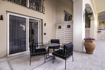 هتل Neikos Mediterraneo Luxury Suites