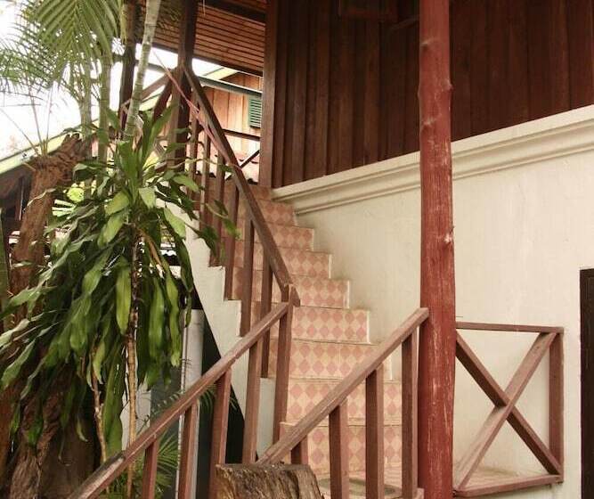 پانسیون Manotemple House