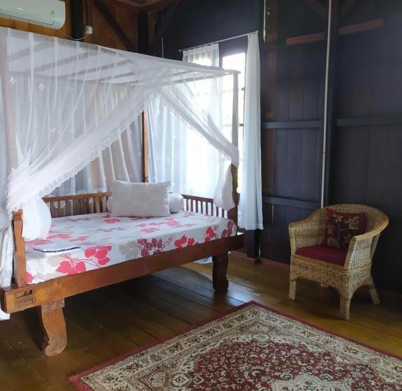 تختخواب و صبحانه Rock And Wreck Dive Resort