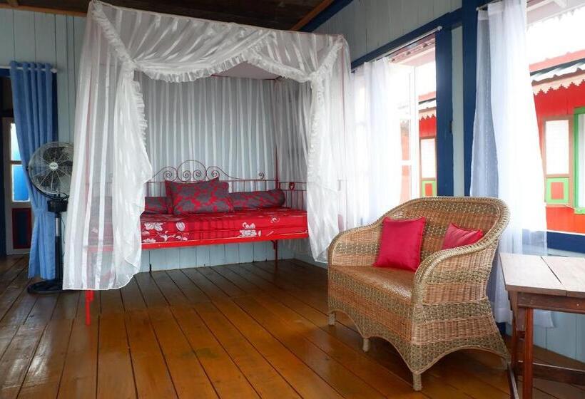 تختخواب و صبحانه Rock And Wreck Dive Resort